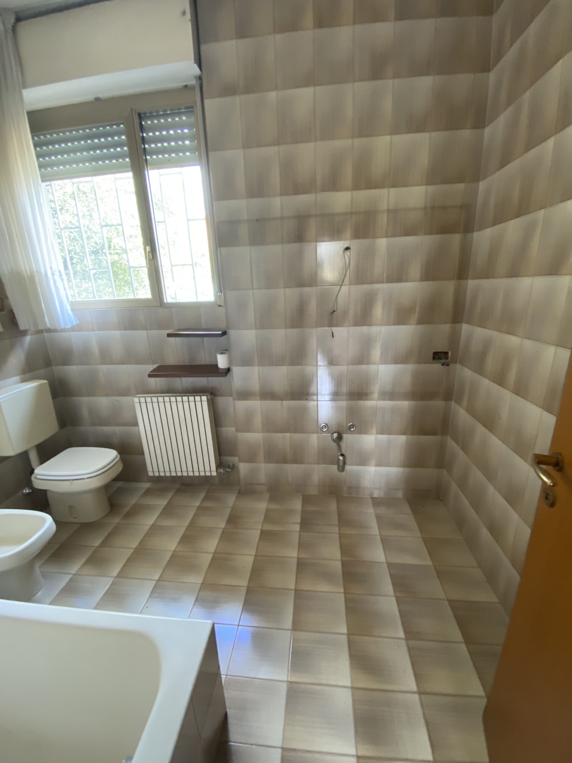Realizzazioni Artigianali 5 ristrutturazione.bagno .prima2 scaled
