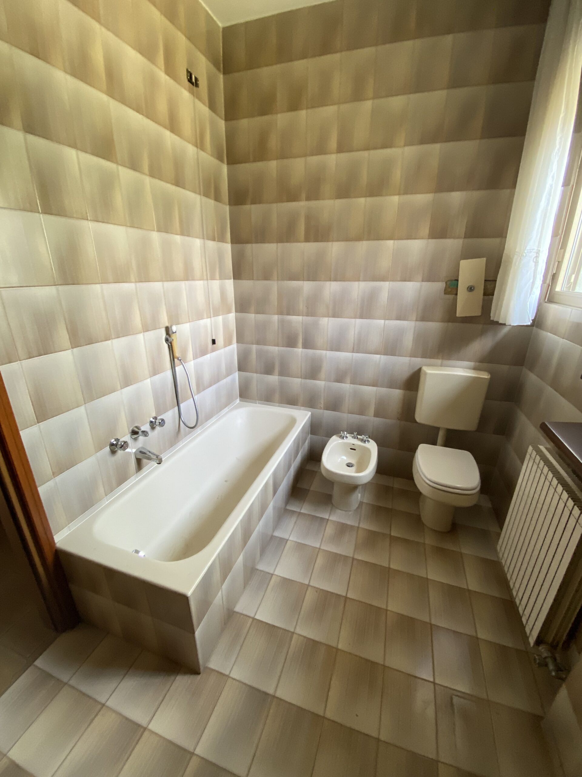 Realizzazioni Artigianali 3 ristrutturazione.bagno .prima3 scaled
